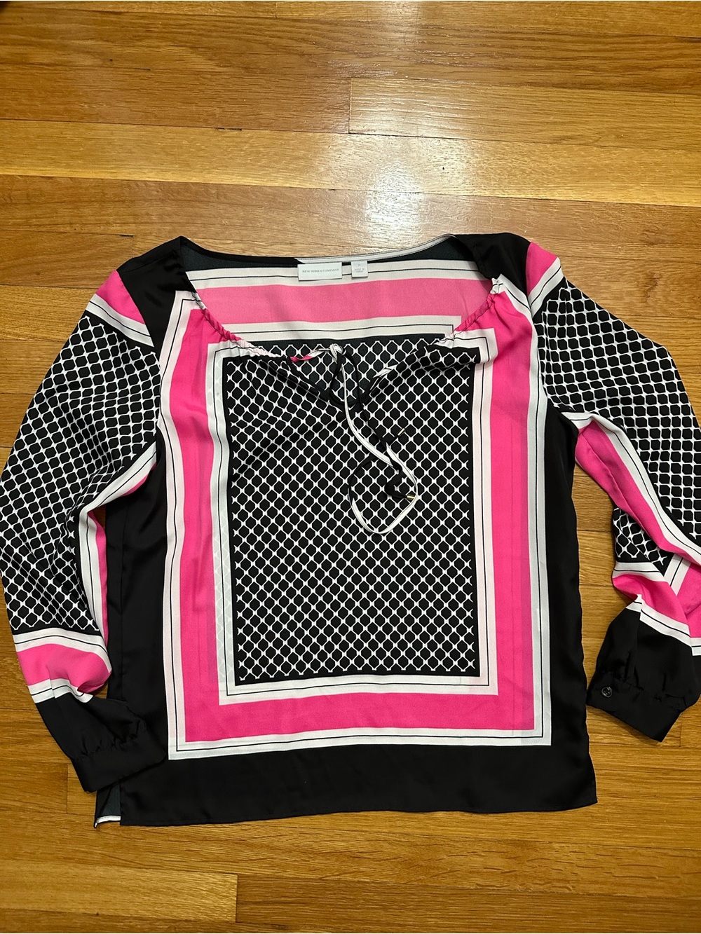 New York & Company Black, Pink & White Geometric Long Sleeve Top EUC
